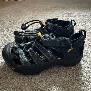 Navy boys size 10 keen water shoes